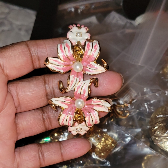 Signed Kenneth Jay Lane KJL Flowers White Pink Enamel Cuff Bracelet - Picture 3 of 5